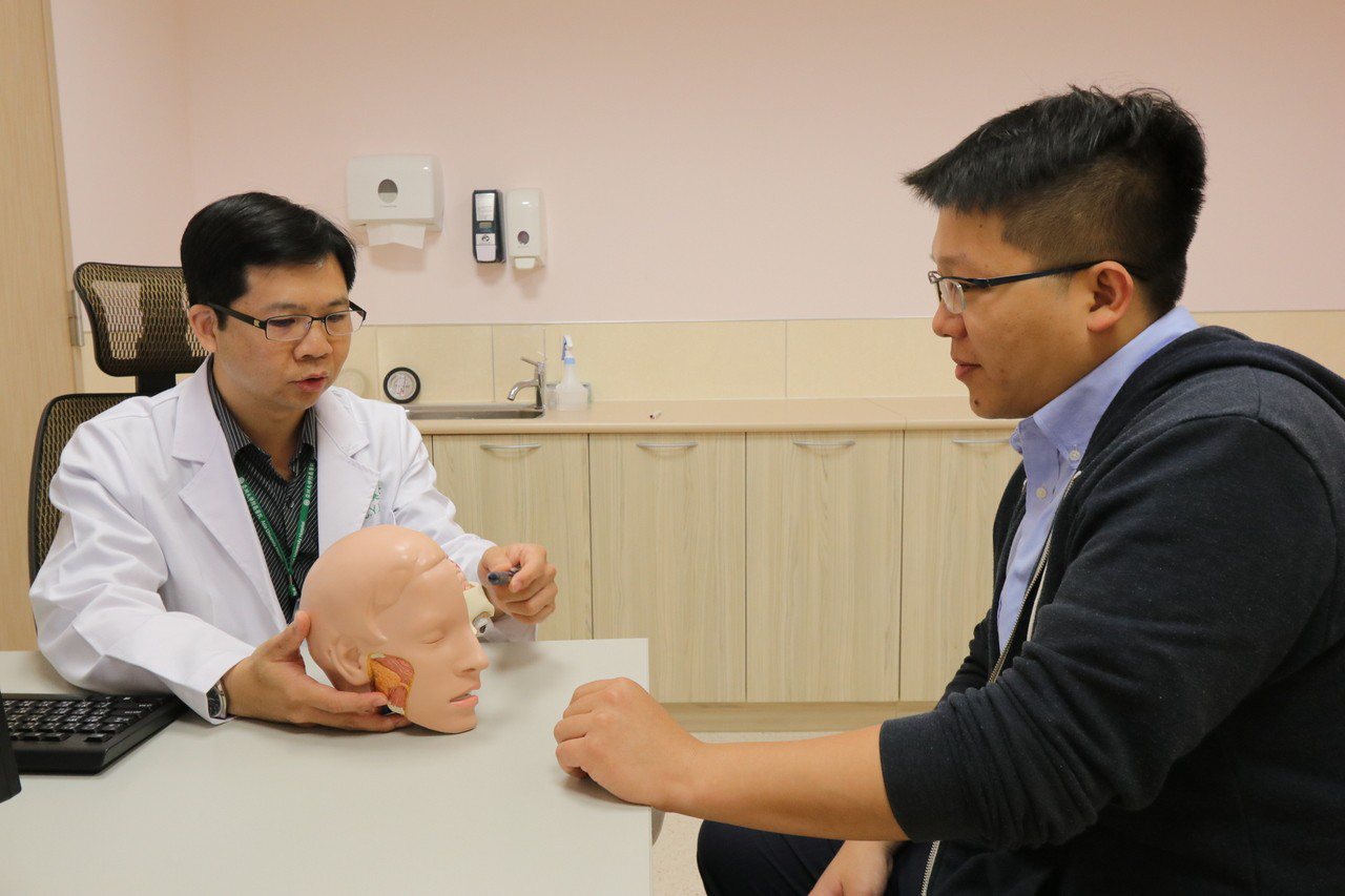 亞洲大學附屬醫院神經內科醫師吳致螢（左）指出，平均一位叢發性頭痛患者從發病至確診，要經過7年。圖／亞洲大學附屬醫院提供