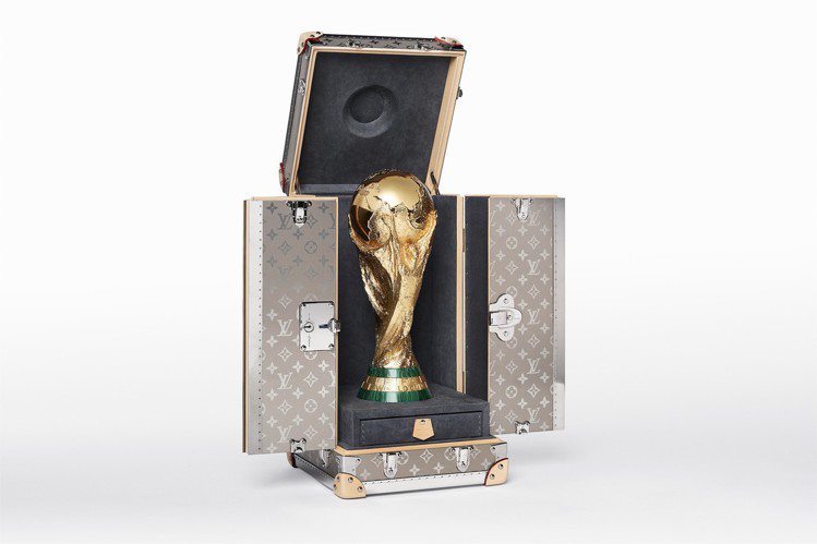 國際足協世界盃獎盃旅行箱。圖／LV提供