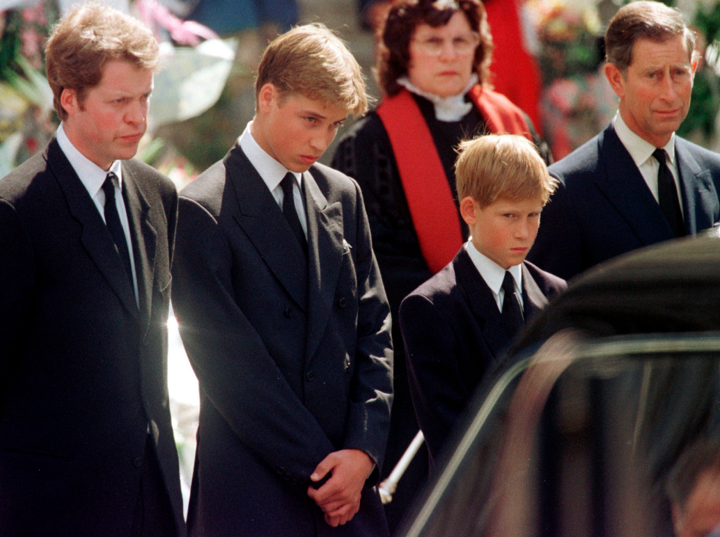 1997年9月，威廉王子（左二起）、哈利王子和父親查爾斯王子出席黛安娜王妃喪禮。...