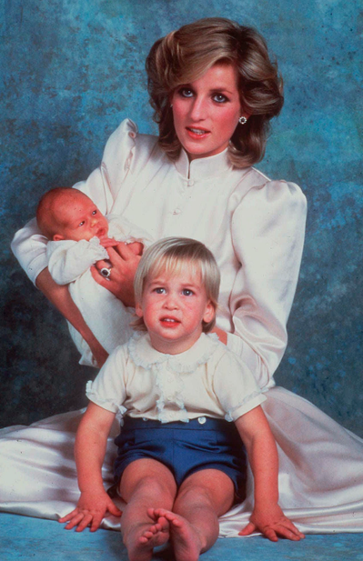 出生不久的哈利被母親黛安娜王妃抱著，和哥哥威廉（前）合影。 （美聯社）