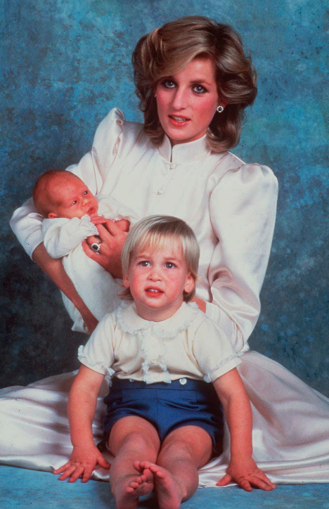出生不久的哈利被母親黛安娜王妃抱著哈利和哥哥威廉（前）合影。圖／美聯社