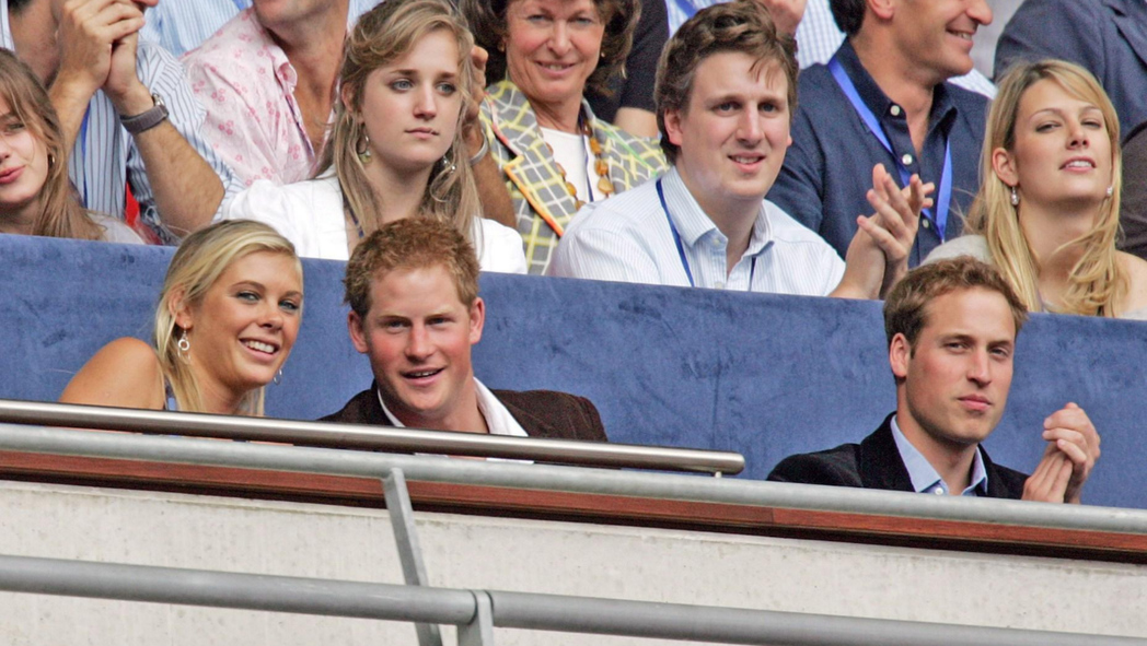 2007年7月，哈利王子（中）和當時女友雀兒喜．戴維（左）觀賞演唱會。 （歐新社...