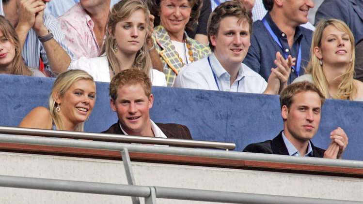 2007年7月，哈利王子（中）和當時女友雀兒喜戴維（左）觀賞演唱會。圖／歐新社