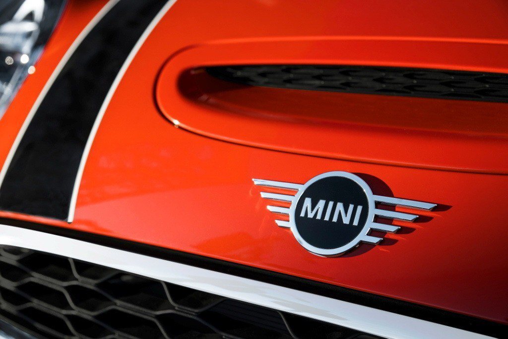 簡約且直覺化呈現的全新MINI Logo。 圖／汎德提供