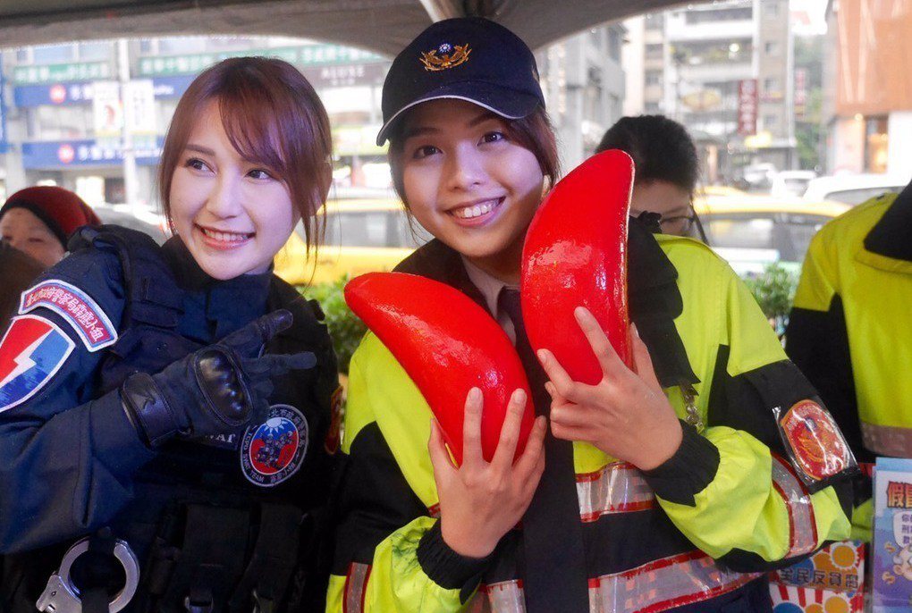 網紅陳樂樂（左）與大安警分局女警，曾一起在台北SOGO百貨前舉行犯罪預防宣導。 ...