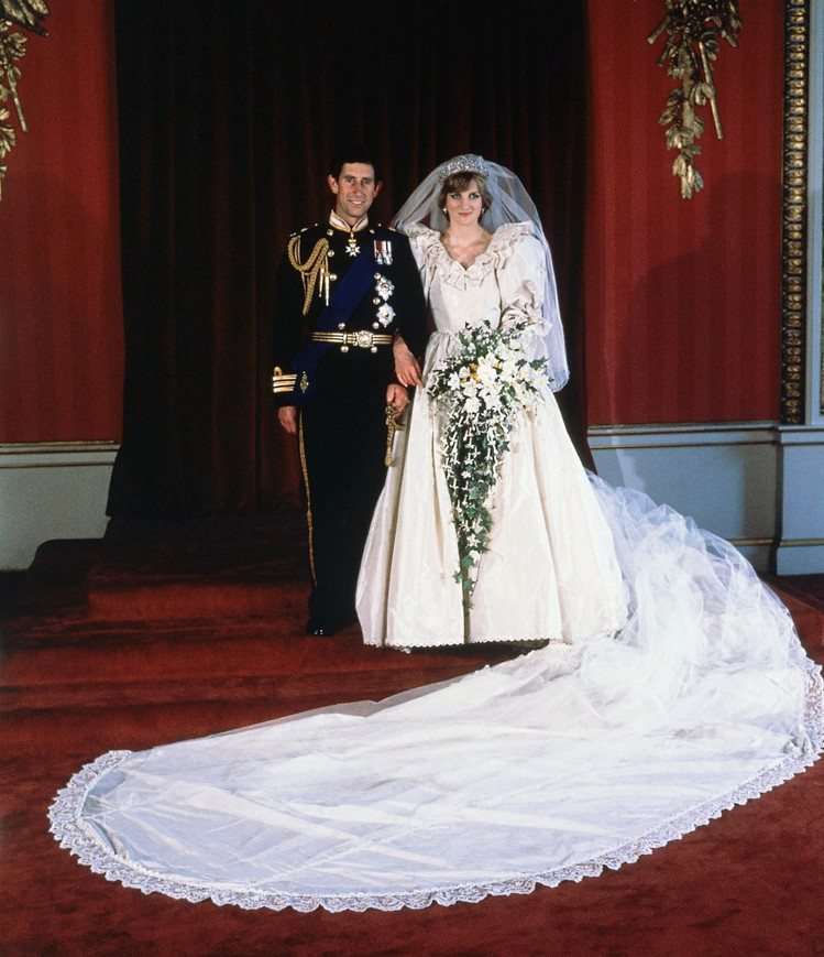 黛安娜王妃在世紀婚禮穿上曳地長紗達約760公分的夢幻婚紗。圖／美聯社