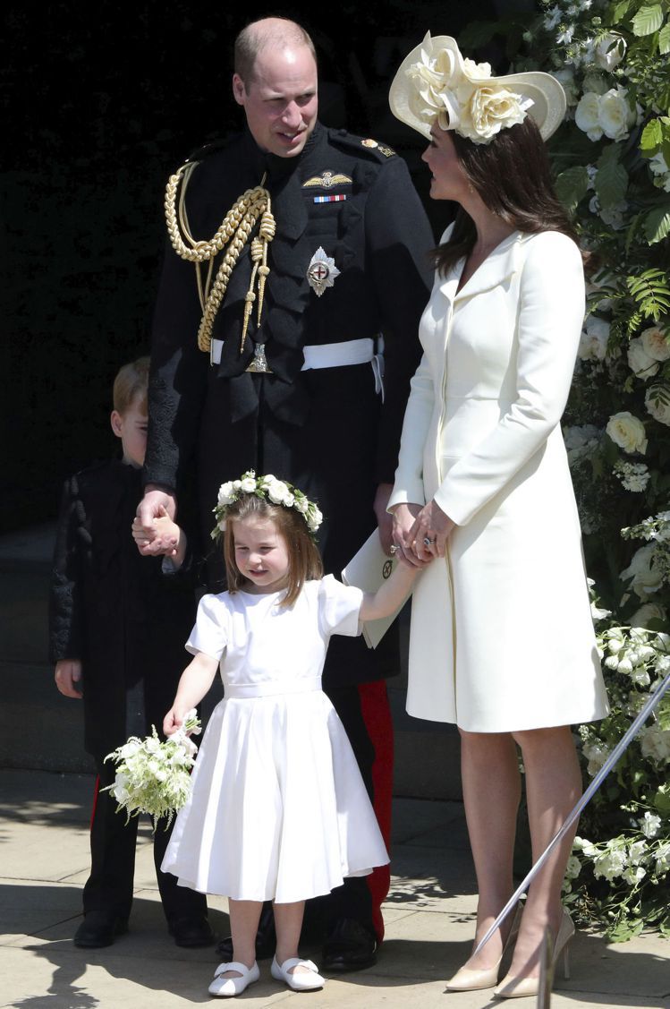凱特王妃牽著小公主夏綠蒂，公主身穿Clare Waight Keller設計的花童禮服。圖／美聯社