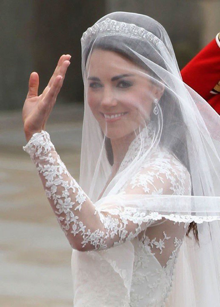 凱特王妃在2011年時穿著Alexander McQueen婚紗。圖／卡地亞提供
