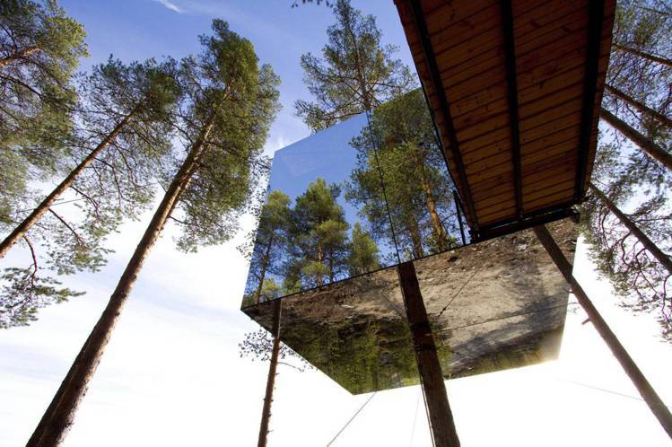 位在瑞典哈拉斯森林的「樹屋飯店」，隱密在森林中不受他人打擾，住宿外觀採用前衛的建...