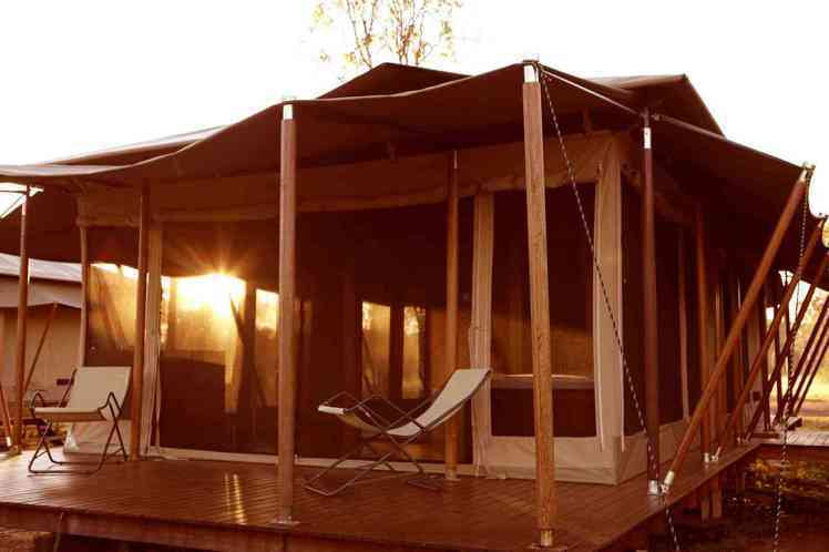位於澳洲瑪莉河濕地的「野德漫原生態度假村」，小木屋提供舒適空調與床舖，營地內還有...