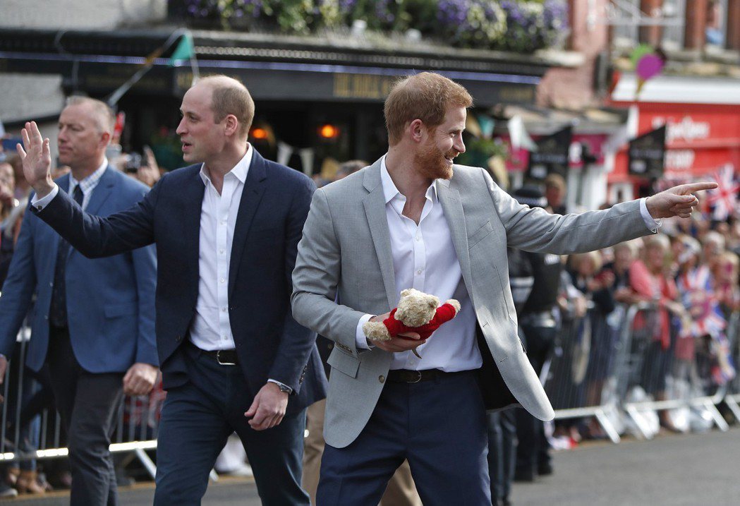 哈利王子（右）18日在哥哥威廉王子（左）陪伴下，到溫莎堡鎮大街上會見前來祝賀他結...