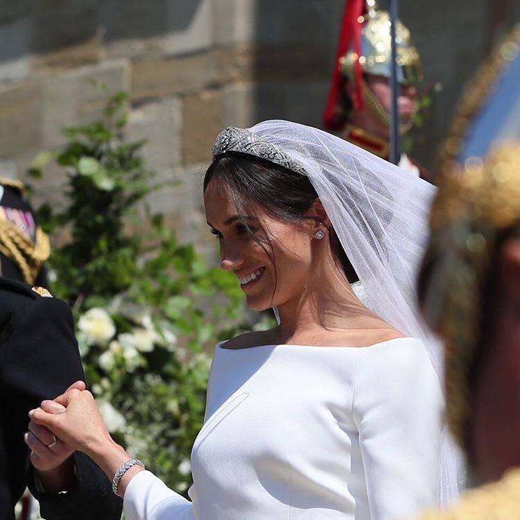 剛剛成為公爵夫人的梅根馬克爾婚禮上配戴的鑽石手鍊和耳環都出自法國頂級珠寶品牌卡地亞。圖／取自IG @theroyalfamily
