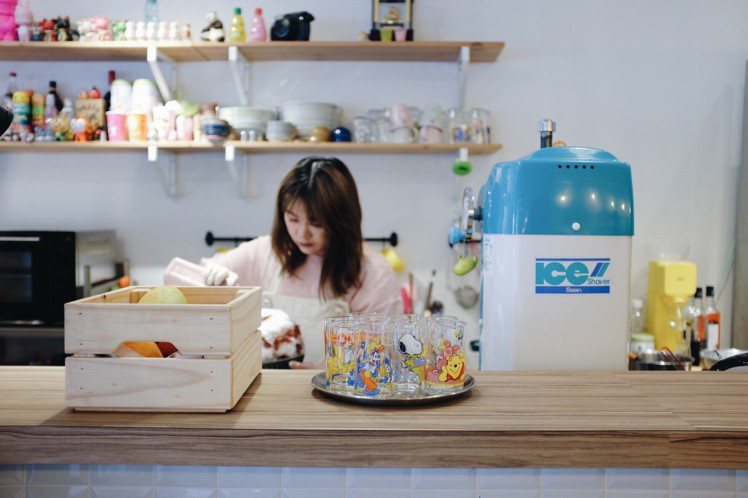 点·氷室店主人Yun選用鵝牌刨冰機，刨出日式細緻冰質。圖／記者沈佩臻攝影