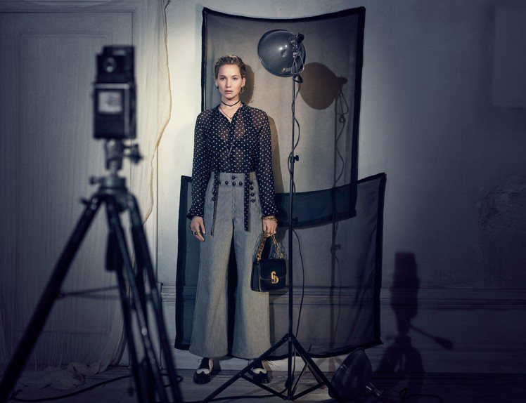 珍妮佛勞倫斯身著2018秋季系列拍攝形象廣告。圖／Dior提供