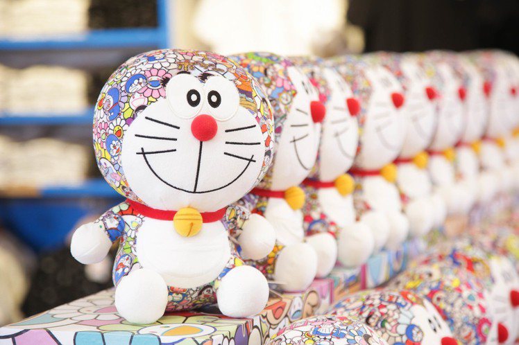 Doraemon UT系列Doraemon玩偶，每人限購兩只。圖／UNIQLO提供