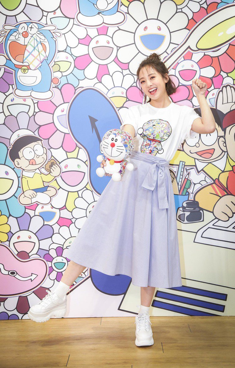 鬼鬼出席UNIQLO Doraemon UT系列上市活動，並以T恤混搭長裙，展現俏皮感。圖／UNIQLO提供