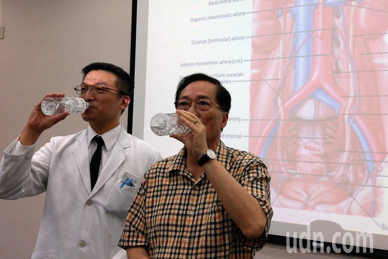 68歲陳姓病患（右）在台中榮總泌尿外科醫師陳正哲（左）建議下，每天喝滿2000CC的水。記者趙容萱／攝影