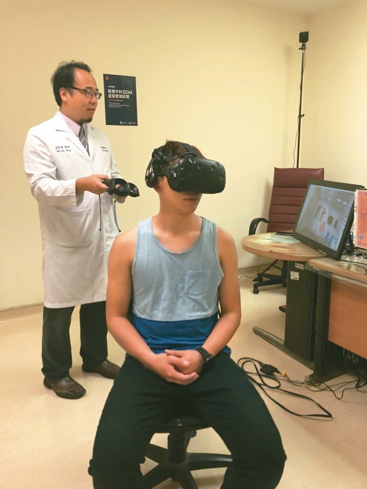 醫師在虛擬實境診間(VR)解說病灶位置及發生症狀，透過VR虛擬實境，可突破溝通困難，讓病人清楚明瞭手術部位空間結構上的關係。