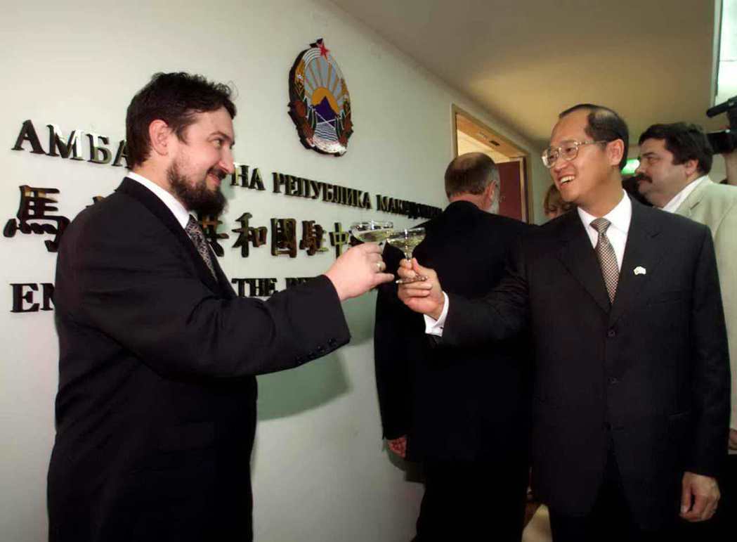 1999年馬其頓共和國駐華使館揭幕，當時的馬國總理喬傑夫斯基（左），與時任外交部...