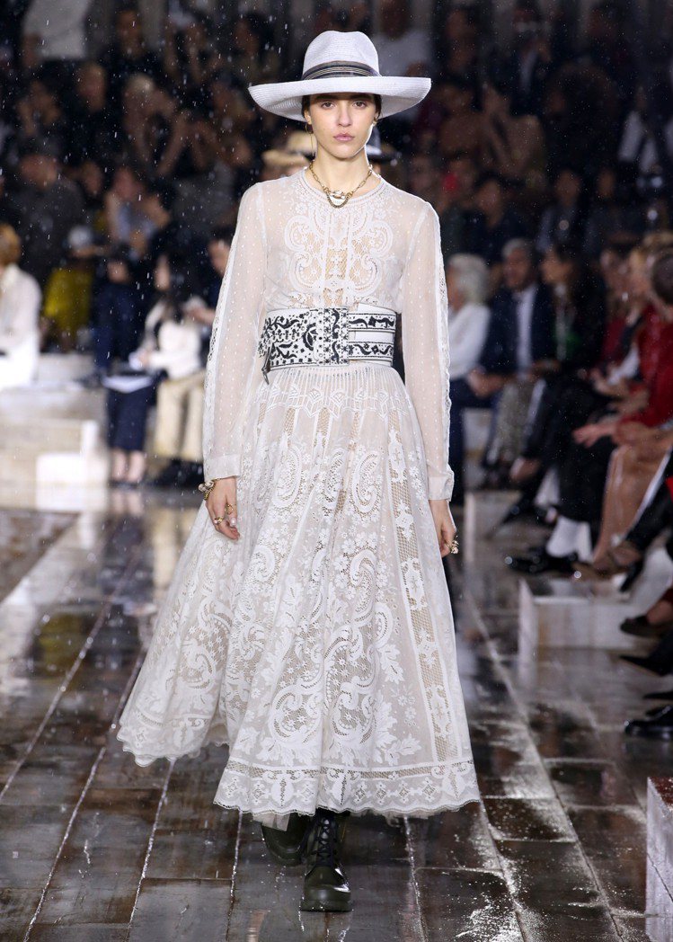 法國傳統棉布印花工藝成為早春系列的精緻細節。圖／Dior提供