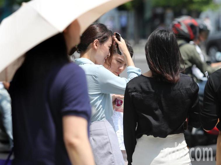 台北27日已飆出攝氏38.2度高溫。圖／本報資料照片