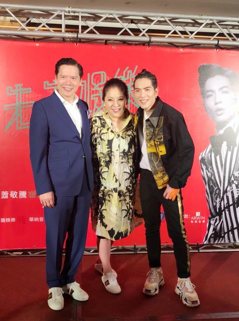 蕭敬騰(右)27日晚上在慶功宴上與香港娛樂大亨向華強夫妻合照。記者黃保慧／攝影
