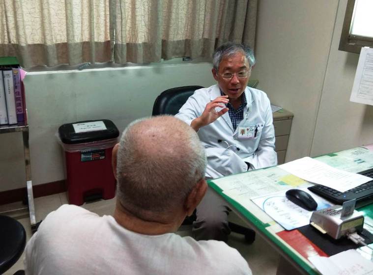 彰醫副院長、血液腫瘤科醫師樊聖向周樹清解釋病情。圖／彰化醫院提供