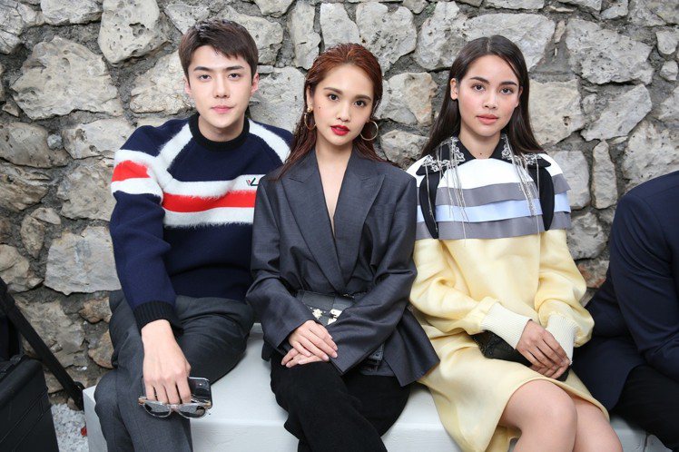 （左起）吳世勳、楊丞琳和泰國女明星Yaya在2019早春秀上合影。圖／LV提供