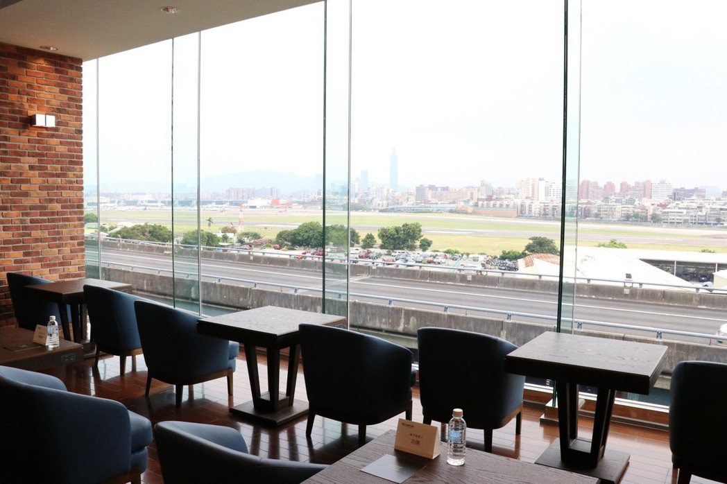 LEXUS濱江據點巔覆車廠傳統設計，將客休室規劃在4樓，有199坪的空間，並提供...