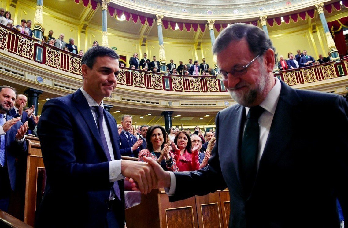 新任首相桑切斯（左）與落魄垮台的拉荷義（右）。 圖／法新社