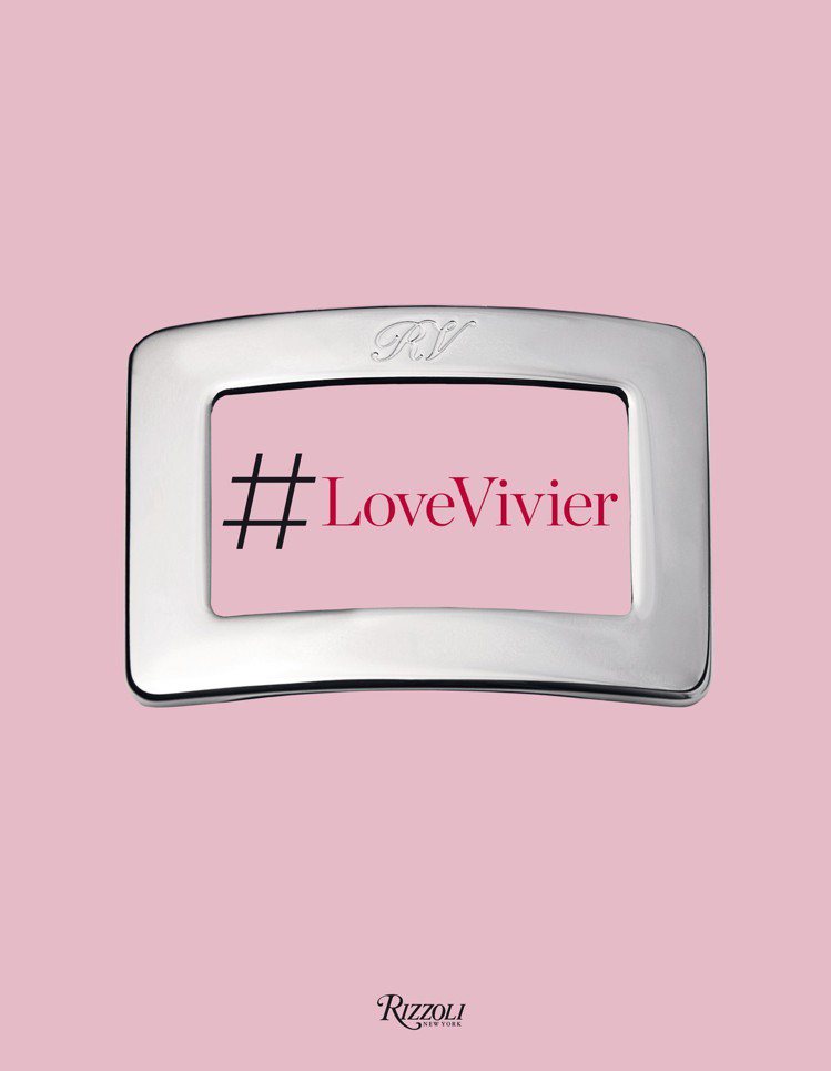 《#LoveVivier》以粉紅主調設計書皮，並搭配品牌指標性的長方釦彰顯經典。圖／迪生提供