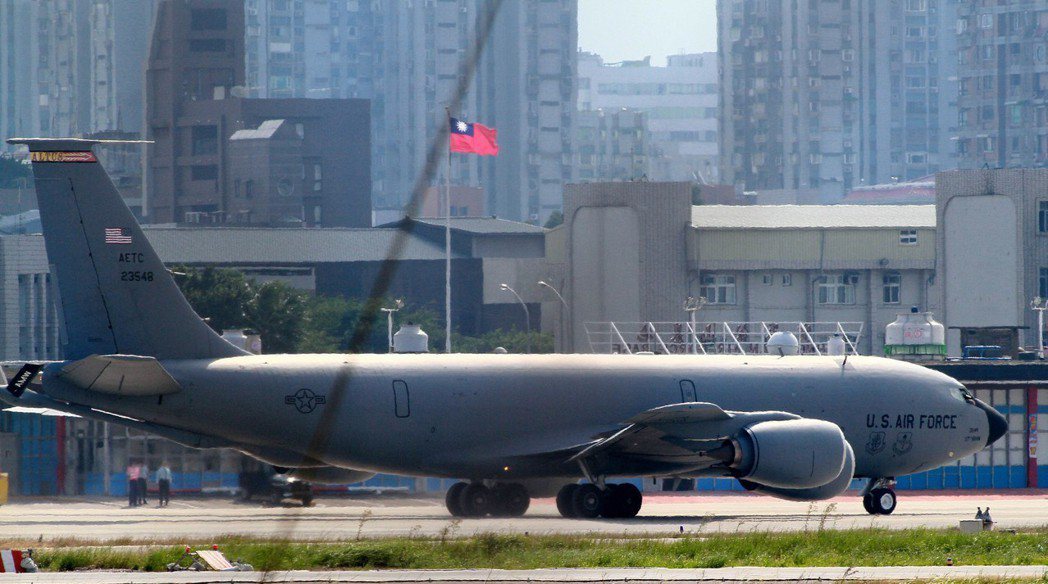 美國空軍一架KC-135加油機，運送AIT官員眷屬緊急赴日本就醫。 本報資料照片
