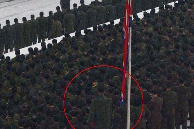 北韓前領導人金正日葬禮，紅圈中巨人據信為北韓前籃球選手李明勳。 圖／摘自網路