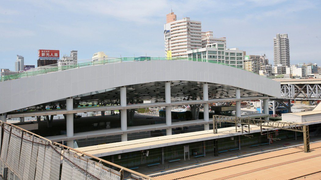 高雄新站是下沉式廣場，結構已大致完成。 記者劉學聖／攝影