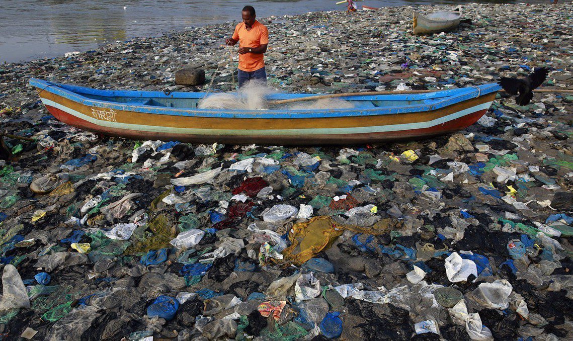 印度有大量塑膠垃圾運入海中。圖為印度洋上的漁船，在塑膠海中載浮載沉。 圖／美聯社