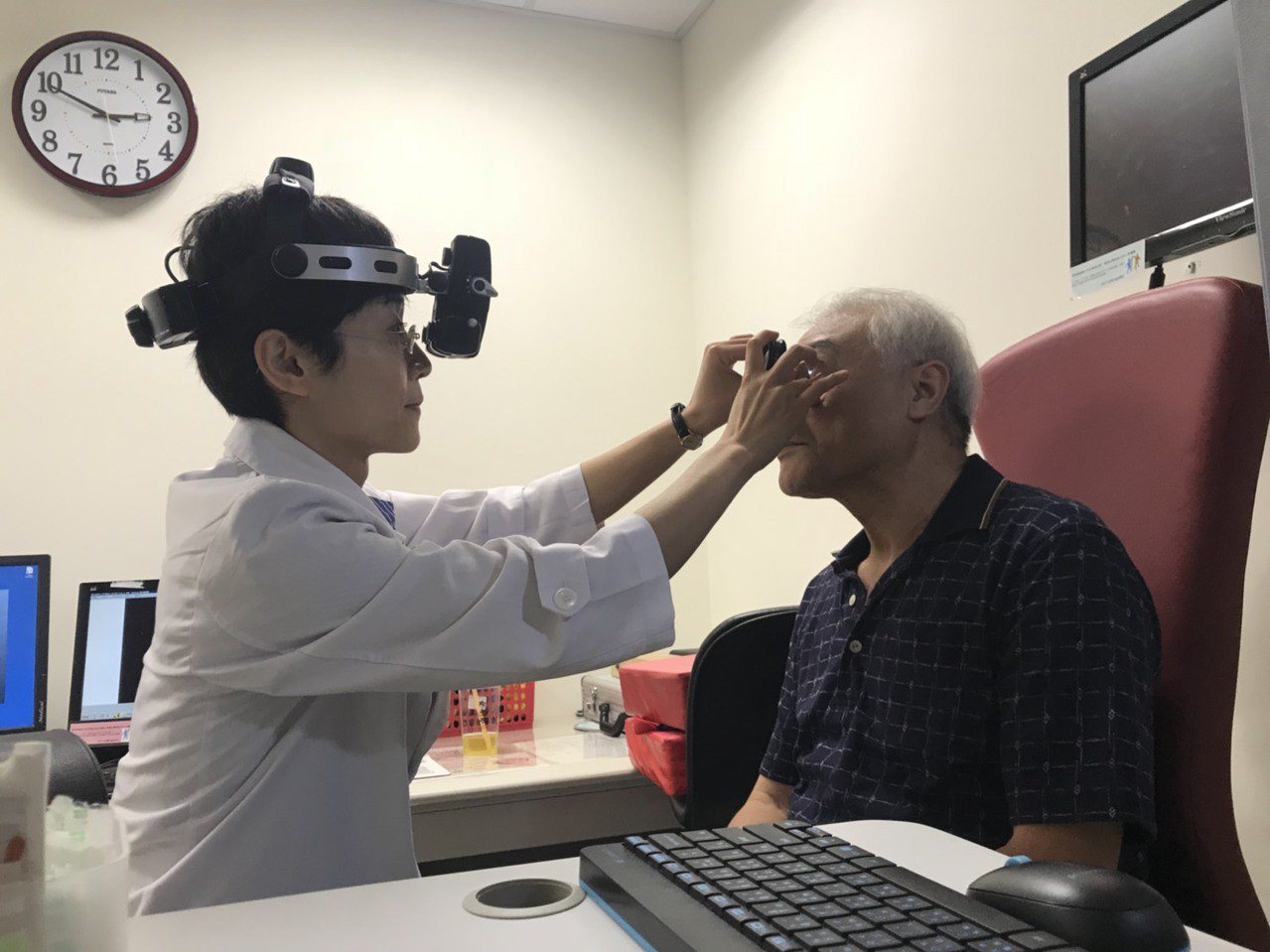 亞東醫院眼神經專科醫師黃子倫幫病友做檢查。圖／亞東醫院提供