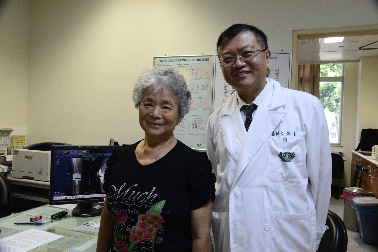 楊昌蓁（右）以微創手術加上「止痛雞尾酒療法」，成功為76歲劉阿嬤完成人工膝關節置換，且避免傳統手術帶來術後的劇烈疼痛與復健困難。圖／ 大林慈濟醫院提供
