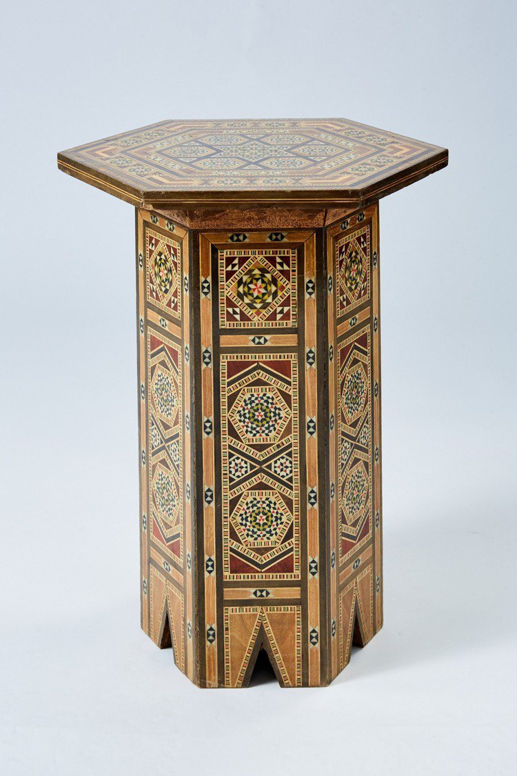 六角形摩洛哥鑲嵌邊桌，售價14,480元。圖／初衣食午提供