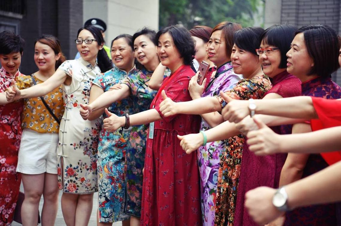 成都市，家長們穿旗袍，表示旗開得勝。該地考題：根據1981年的「深圳特區時間就是...