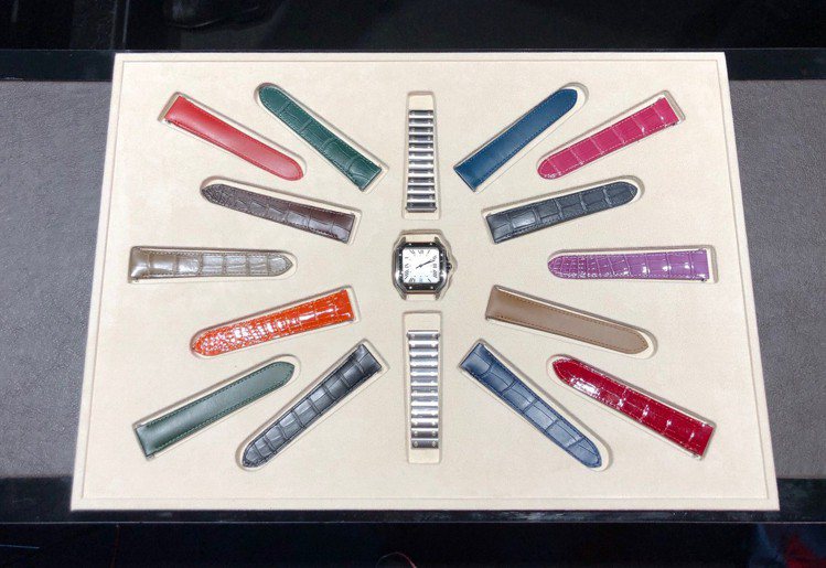 Santos de Cartier 腕表備有15種不同顏色的彩色皮革表帶，可以依喜好自行添購，各7,850元。圖／記者蘇健忠攝影