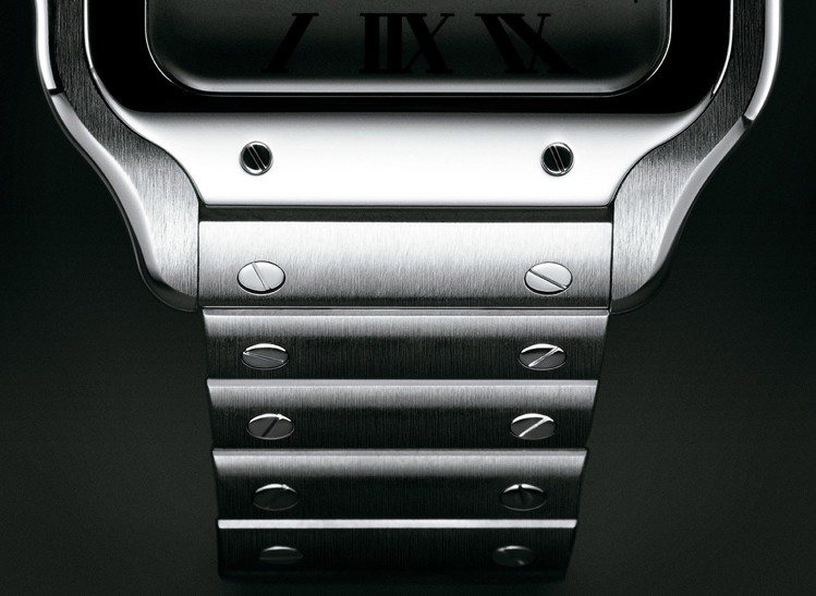 Santos de Cartier 腕表金屬鍊帶首創搭載的SmartLink系統，無需工具即可自行調校表帶長度。圖／卡地亞提供