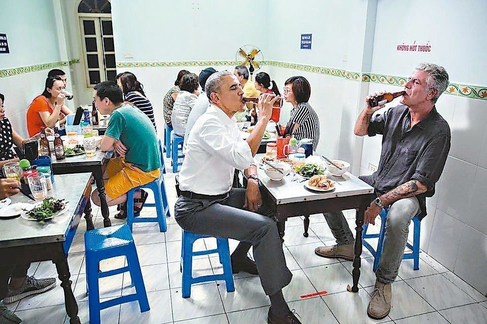 歐巴馬（左）與名廚波登（右）在越南河內小店吃米線。 圖／翻攝波登臉書