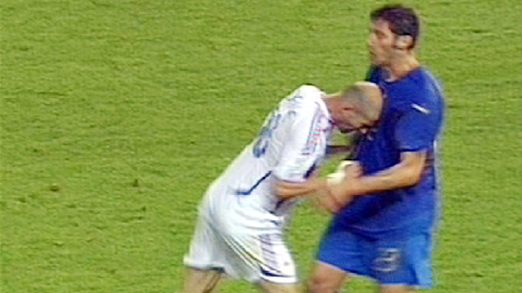 2006年世界盃決賽，同時也是席丹（左）的告別賽，對羞辱他的義大利隊球員馬特拉齊...