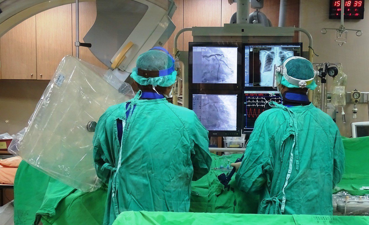 員榮醫院心心臟內科醫師邊看電腦斷層掃描螢幕，為心肌梗塞患者裝置支架的情形。記者何烱榮／攝影