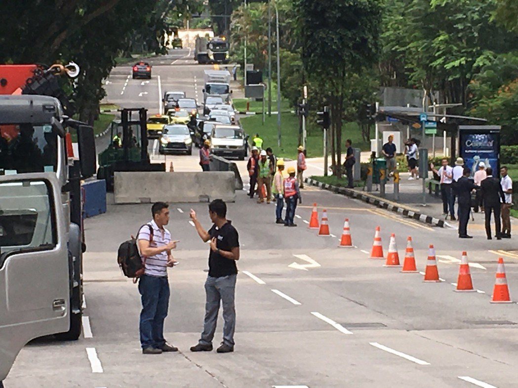 瑞吉酒店門口開始架設路障，並且進行封路交管。 新加坡特派記者任忠泰、黃純益／攝影