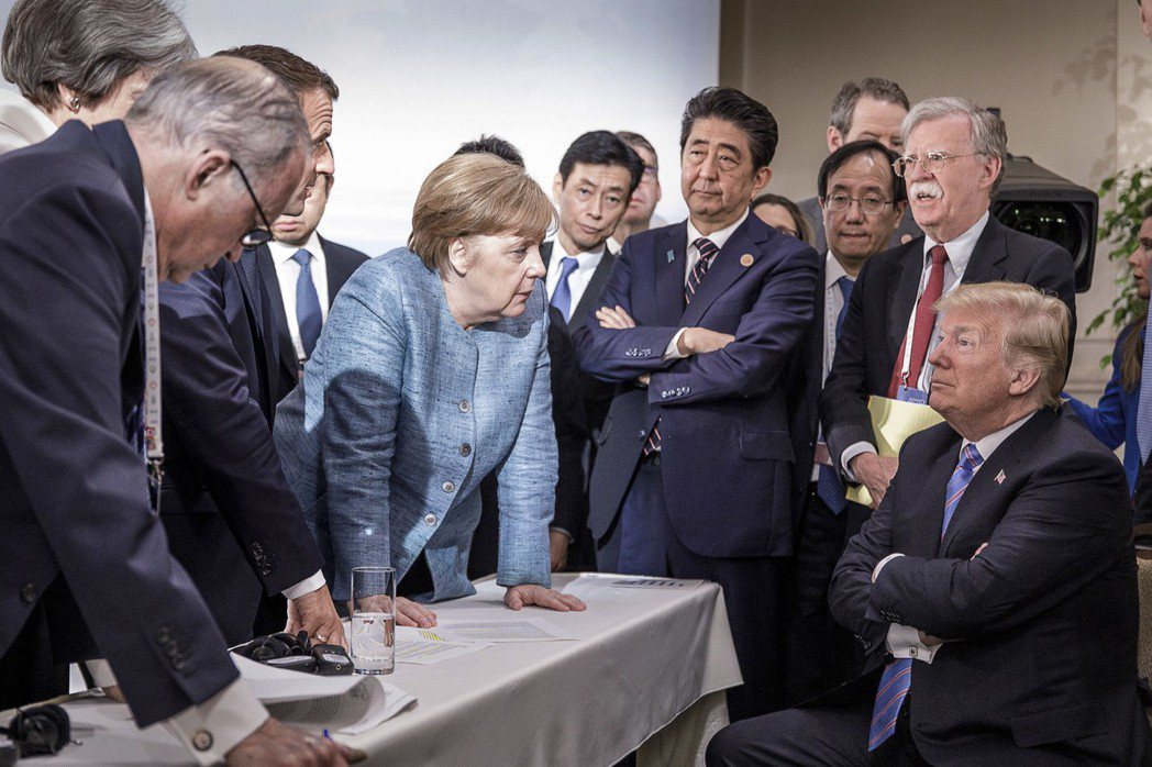 德國總理梅克爾官方公布的照片，梅克爾看起來正在教訓美國總統川普。 （歐新社）