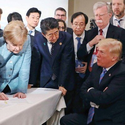 日相安倍晉三（左二）推特發的照片顯示，他兩手按在桌上，聆聽川普與其他領袖對話。 ...