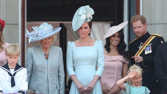 凱特則力挺英國品牌，以已故設計師Alexander McQueen品牌粉藍色方領...