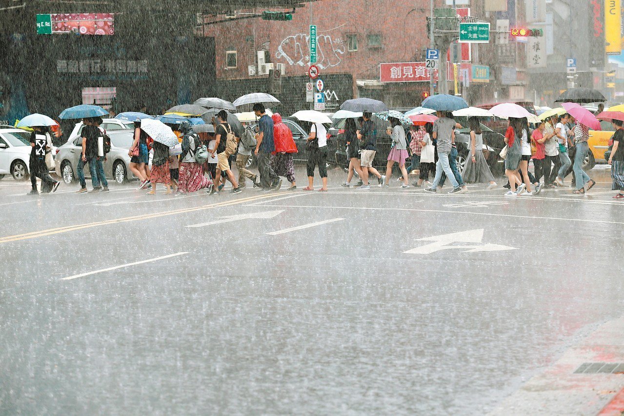 梅雨季讓身體濕氣重。<br />記者林伯東／攝影