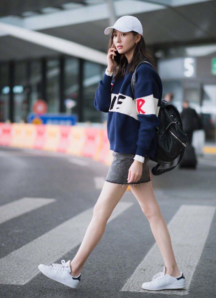 張鈞甯的機場時尚也很親民。圖／擷自微博